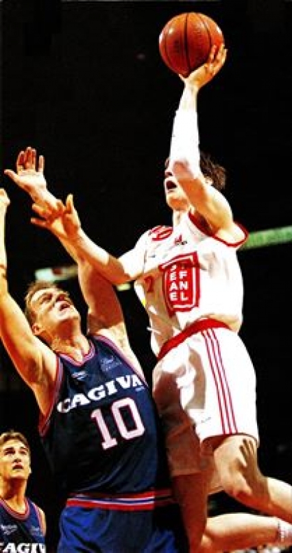 Soluzione mancina di Fucka nel derby contro la Cagiva Varese